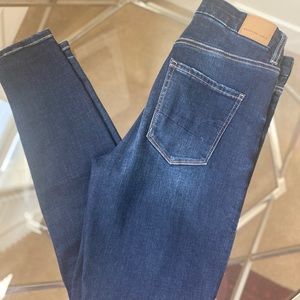 SOLD** American Eagle Hi Rise Curvy Jeans